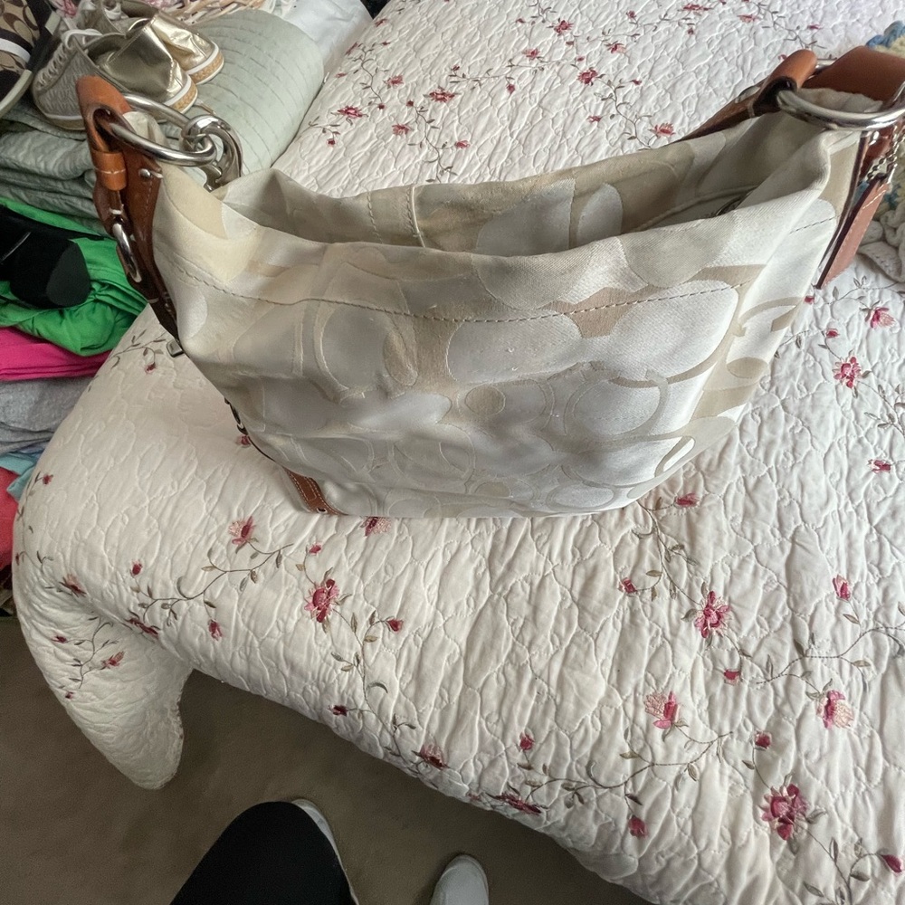 Coach Cream and Tan Leather Shoulder Bag with Slouchy Design - Picture 8 of 10